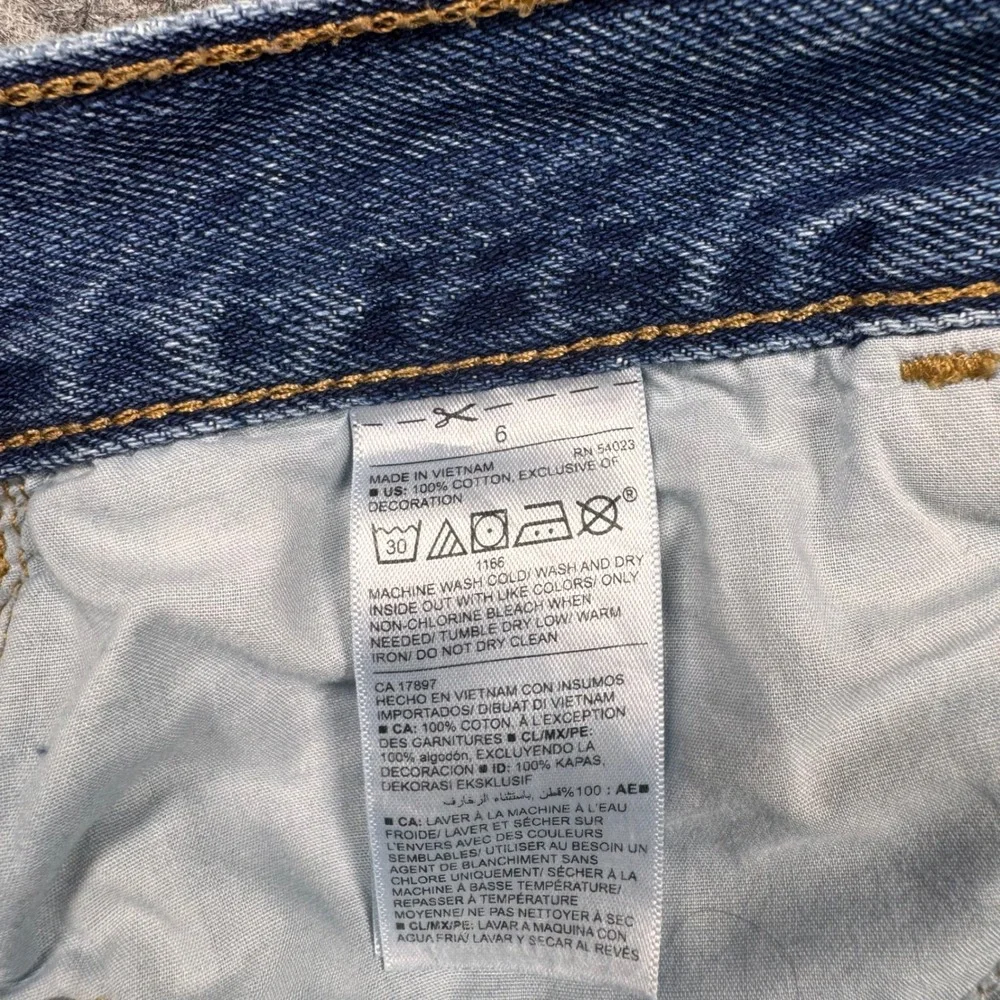 Old Navy Boyfriend Denim Shorts Women 6 Blue Star Embroidered Distressed Cut Off - Picture 8 of 10